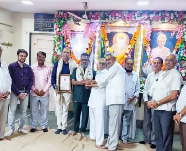 Social Worker Kiritbhai Chavda honored by Shri Desai Sai-Sutar Gyati Mandal Mumbai